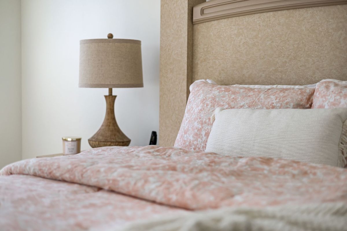 Cosy Decor for Quiet Evenings: Layering Textures to Soften Echo